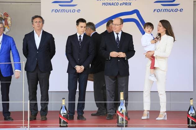 Fürst Albert II von Monaco, Charlotte Casiraghi mit Sohn Raphael und Louis Ducruet bei der Siegerehrung des 2017 Monaco ePrix, Fürstentum Monaco
