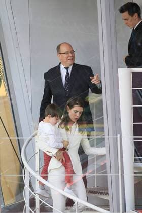 Fürst Albert II von Monaco, Charlotte Casiraghi mit Sohn Raphael und Louis Ducruet bei der Siegerehrung des 2017 Monaco ePrix, Fürstentum Monaco
