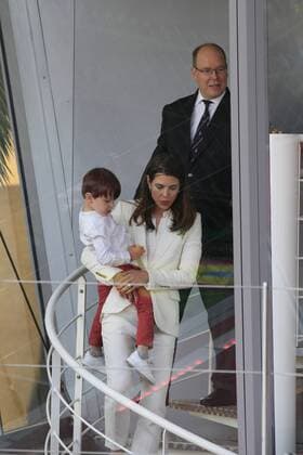 Fürst Albert II von Monaco, Charlotte Casiraghi mit Sohn Raphael bei der Siegerehrung des 2017 Monaco ePrix, Fürstentum Monaco