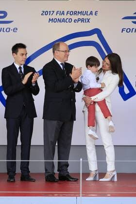Fürst Albert II von Monaco, Charlotte Casiraghi mit Sohn Raphael und Louis Ducruet bei der Siegerehrung des 2017 Monaco ePrix, Fürstentum Monaco