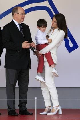 Fürst Albert II von Monaco, Charlotte Casiraghi mit Sohn Raphael bei der Siegerehrung des 2017 Monaco ePrix, Fürstentum Monaco