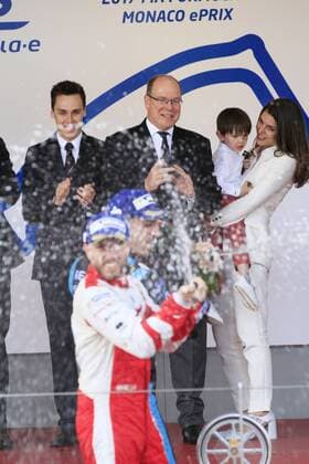 Fürst Albert II von Monaco, Charlotte Casiraghi mit Sohn Raphael und Louis Ducruet bei der Siegerehrung des 2017 Monaco ePrix, Fürstentum Monaco