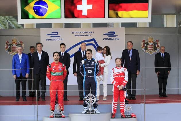 Fürst Albert II von Monaco, Charlotte Casiraghi mit Sohn Raphael und Louis Ducruet bei der Siegerehrung des 2017 Monaco ePrix, Fürstentum Monaco
