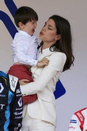 Bilder des Tages Charlotte Casiraghi mit Sohn Raphael bei der Siegerehrung des 2017 Monaco ePrix, Fürstentum Monaco