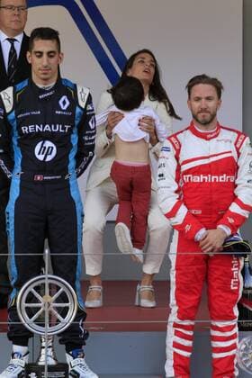 Charlotte Casiraghi mit Sohn Raphael bei der Siegerehrung des 2017 Monaco ePrix, Fürstentum Monaco