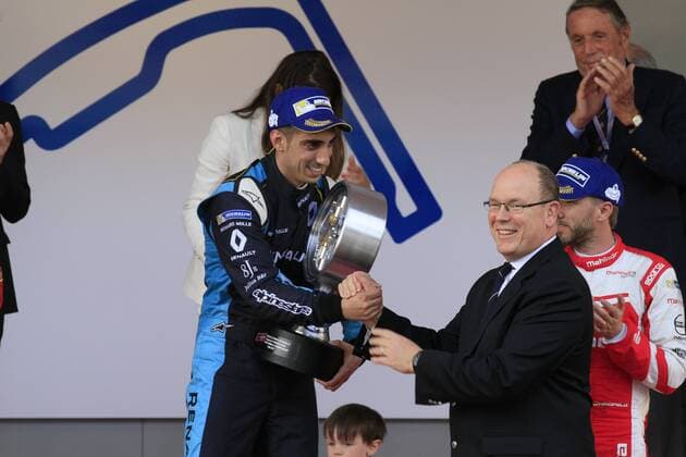Fürst Albert II von Monaco überreicht dem Sieger Sebastien Buemi die Trophäe des Siegers bei der Siegerehrung des 2017 Monaco ePrix, Fürstentum Monaco
