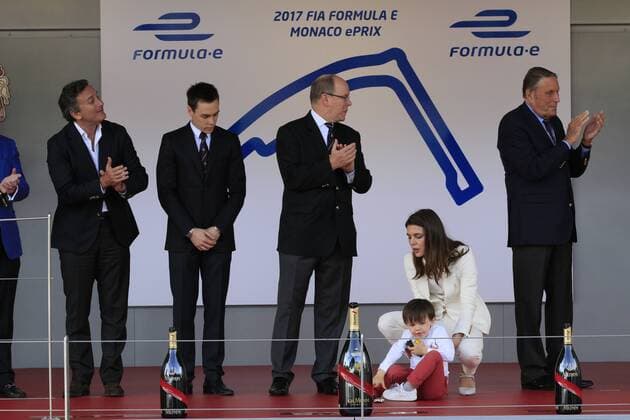 Fürst Albert II von Monaco, Charlotte Casiraghi mit Sohn Raphael und Louis Ducruet bei der Siegerehrung des 2017 Monaco ePrix, Fürstentum Monaco