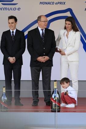 Fürst Albert II von Monaco, Charlotte Casiraghi mit Sohn Raphael und Louis Ducruet bei der Siegerehrung des 2017 Monaco ePrix, Fürstentum Monaco