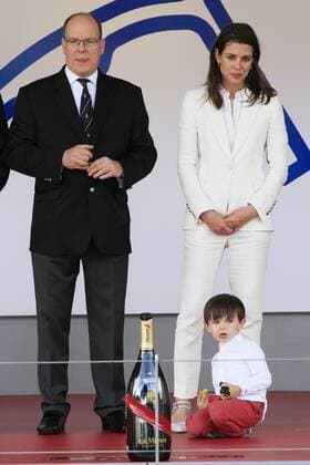 Bilder des Tages Fürst Albert II von Monaco, Charlotte Casiraghi mit Sohn Raphael bei der Siegerehrung des 2017 Monaco ePrix, Fürstentum Monaco