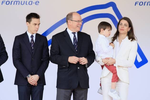 Fürst Albert II von Monaco, Charlotte Casiraghi mit Sohn Raphael und Louis Ducruet bei der Siegerehrung des 2017 Monaco ePrix, Fürstentum Monaco