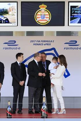 Fürst Albert II von Monaco, Charlotte Casiraghi mit Sohn Raphael und Louis Ducruet bei der Siegerehrung des 2017 Monaco ePrix, Fürstentum Monaco