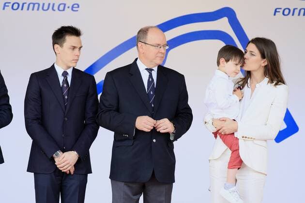 Fürst Albert II von Monaco, Charlotte Casiraghi mit Sohn Raphael und Louis Ducruet bei der Siegerehrung des 2017 Monaco ePrix, Fürstentum Monaco