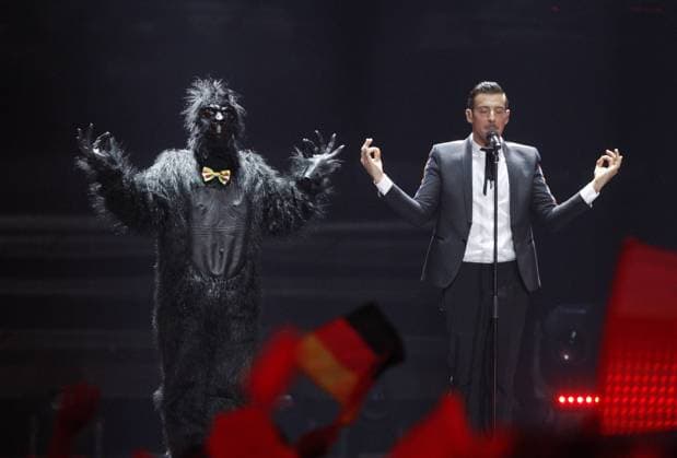 Bilder des Tages May 13, 2017 - Kiev, Ukraine - Francesco Gabbani of Italy performs his song Occidentali s Karma ,during the Grand Final of the Eurovision Song Contest, in Kiev, Ukraine, 13 May 2017. Kiev Ukraine  - ZUMAn230 20170513_zaa_n230_516 Copyright: xStrx