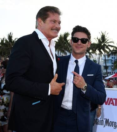 Bilder des Tages TV Cast member David Hasselhoff (L) and movie cast member Zac Efron attend the US premiere of the motion picture Baywatch in Lummus Park, Miami Beach, Florida, May 13, 2017. The movie is a remake of the TV series that ran from 1989-2001.  MIA20170513118 GARYxIxROTHSTEIN