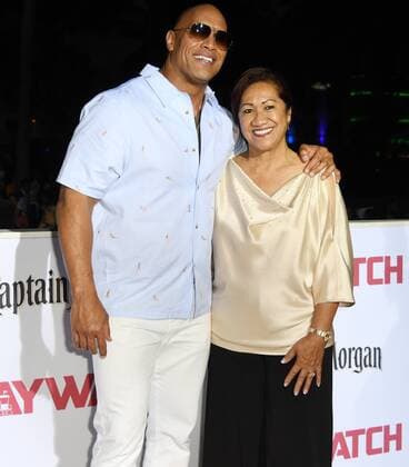 Bilder des Tages Cast member Dwayne Johnson and his mother Ata attend the US premiere of the motion picture Baywatch in Lummus Park, Miami Beach, Florida, May 13, 2017. The movie is a remake of the TV series that ran from 1989-2001.  MIA20170513171 GARYxIxROTHSTEIN