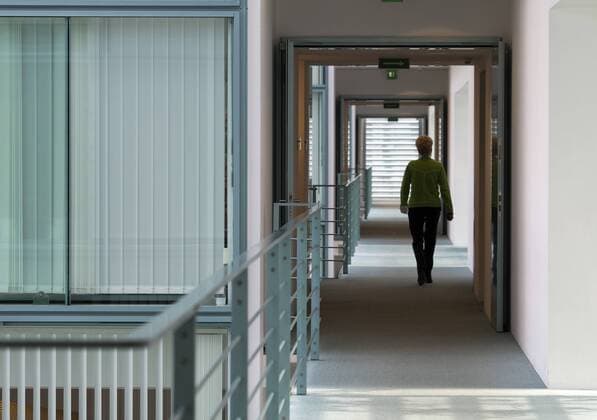 Flur im Verwaltungstrakt , Nordfluegel , des Bundeskanzleramtes . Berlin , 12.10.2010 . Bundeskanzleramt , Kanzleramt Corridor in the administrative wing , North wing , of the Federal Chancellery . Berlin , 12.10.2010 . Federal Chancellery Berlin DEU Deutschland Copyright: xThomasxImox