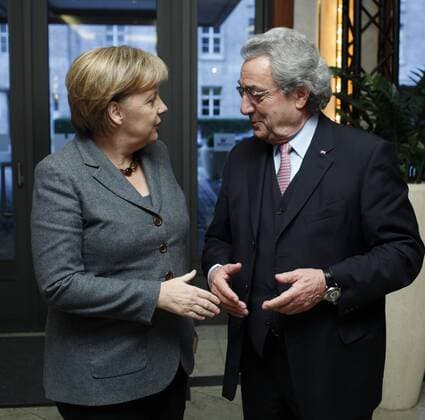Angela MERKEL, CDU, Bundeskanzlerin und CDU Vorsitzende, trifft auf dem Deutschen Arbeitgebertag 2010 mit Dieter HUNDT, Praesident der Bundesvereinigung der Deutschen Arbeitgeberverbaende, BDA, zusammen . Berlin 23.11.2010 , Berlin Deutschland Copyright: xThomasxKoehlerx+xImo photothek.nx