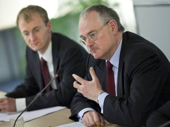 Gert WAGNER (r) , Praesident des Deutschen Instituts fuer Wirtschaftsforschung ( DIW ) , und Georg Weizsaecker , stellvertretender Vorsitzende des Deutschen Instituts fuer Wirtschaftsforschung ( DIW ) . Berlin , 11.02.2011 . Berlin Deutschland Copyright: xThomasxTrutschelx