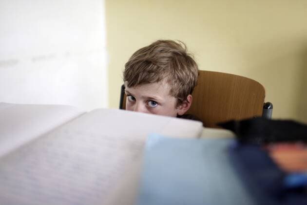 Ein Junge sitzt alleine im Klassenzimmer . Berlin , Deutschland . 31.05.2011 . MODEL RELEASE vorhanden . A boy sitting alone in the classroom . Berlin , Germany . 31.05.2011 . MODEL RELEASE available . Berlin Deutschland Copyright: xThomasxKoehlerx
