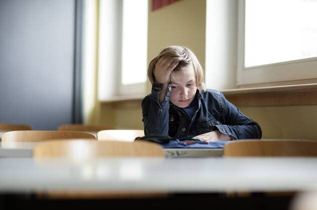 Ein Schueler sitzt allein im Klassenraum . Berlin , Deutschland . 31.05.2011 . MODEL RELEASE vorhanden . A pupil sitting alone in the classroom . Berlin , Germany . 31.05.2011 . MODEL RELEASE available . Berlin Deutschland Copyright: xThomasxKoehlerx