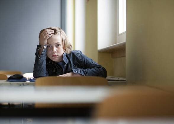 Ein Schueler sitzt allein im Klassenraum . Berlin , Deutschland . 31.05.2011 . MODEL RELEASE vorhanden . A pupil sitting alone in the classroom . Berlin , Germany . 31.05.2011 . MODEL RELEASE available . Berlin Deutschland Copyright: xThomasxKoehlerx