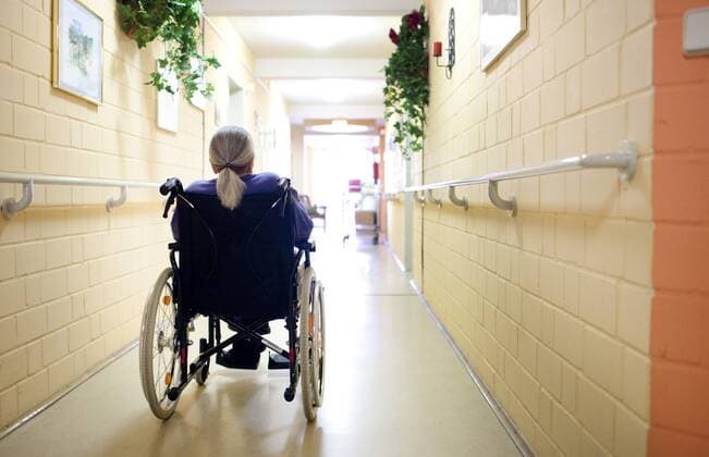 Alte Frau im Rollstuhl auf dem Flur eines Altenpflegeheims . Wermelskirchen , Deutschland . 14.06.2011 . MODEL RELEASE vorhanden . Old woman in a wheelchair in the hallway of a nursing home . Wermelskirchen , Germany . 14.06.2011 . MODEL RELEASE available . Wermelskirchen Deutschland Copyright: xUtexGrabowskyx