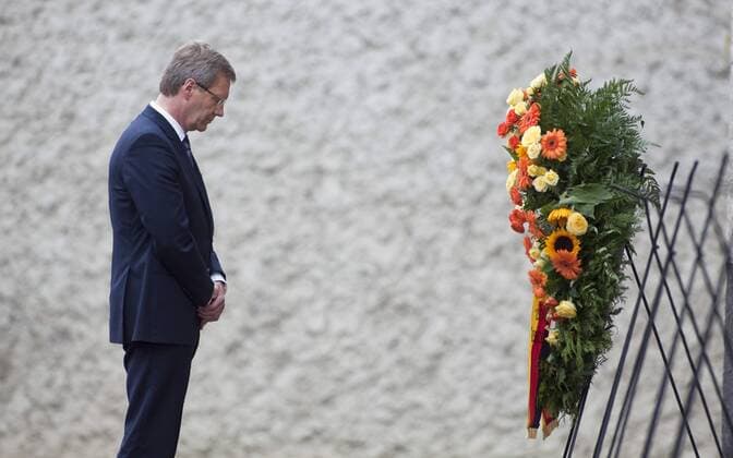 Christian WULFF , CDU , Bundespraesident , bei einer Schweigeminute waehrend einer Gedenkveranstaltung der Bundesregierung anlaesslich des 67. Jahrestages des 20. Juli 1944 in der Gedenkstaette Ploetzensee . Berlin , 20.07.2011 . Berlin Deutschland Copyright: xThomasxTrutschelx