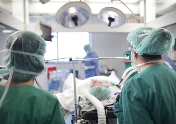 Anaesthesie Krankenschwestern mit Patient in einem Operationssaal in einem Krankenhaus in Bad Neuenahr, Deutschland. 27.03.2012 . Nurses specialized in anesthesia before surgery in an operating room at a hospital in Bad Neuenahr, Germany. 27.03.2012 . MODEL RELEASE vorhanden, MODEL RELEASED . Bad Neuenahr Deutschland Copyright: xUtexGrabowskyx