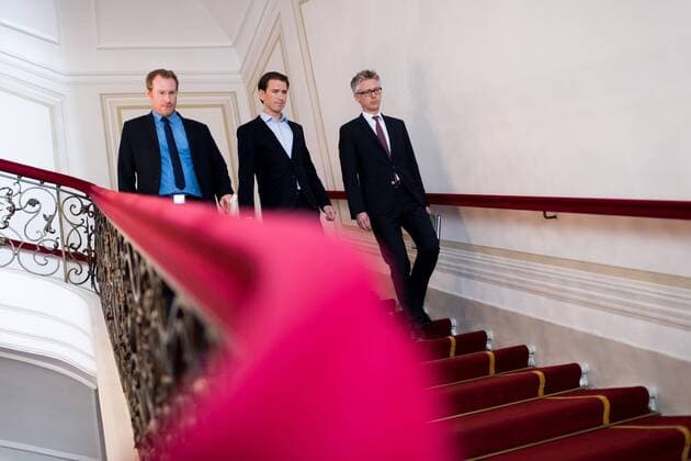 Wien 15.05.2017, Praesidentschaftskanzlei, Wien, AUT, kuenftiger OeVP Parteiobmann Kurz beim Bundespraesidenten anlaesslich der Regierungskrise, im Bild kuenftiger OeVP-Chef Sebastian Kurz (M) mit Pressesprecher Gerald Fleischmann (L) and Kabinettschef Christian Ebner (R) new party leader of the austrian peoples party and foreign minister Sebastian Kurz (M) with media spokesman Gerald Fleischmann (L) and Chief of Cabinet Christian Ebner (R) during dialogue meeting between new party leader of the austrian people s party and federal president of Austria at Federal Presidents Office in Vienna, Austria on 2017 05 15,  EP_gru 