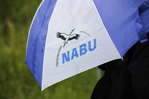 Regenschirm mit dem Logo des NABU - Naturschutzbund Deutschland e.V.. Nienstaedt, 13.07.2012. Nienstaedt Deutschland Copyright: xThomasxTrutschelx