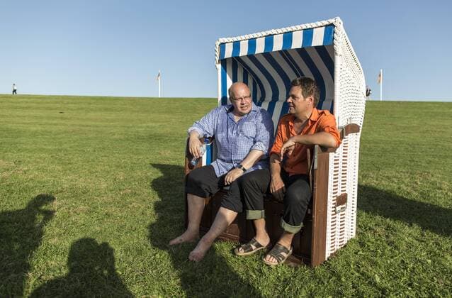Bundesumweltminister Peter Altmaier, CDU, besucht zusammen mit Robert Habeck ,Gruene, Umweltminister von Schleswig-Holstein, den Nationalpark Wattenmeer Schleswig-Holstein bei Friedrichskoog . Friedrichskoog, 19.08.2012 Friedrichskoog Deutschland Copyright: xThomasxImo photothek x