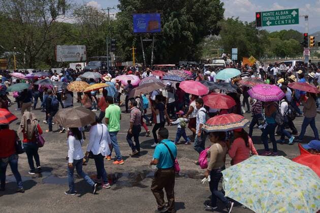 Ausschreitungen bei Marsch zum Lehrertag in Mexiko May 15, 2017 - Mexico - EUM20170515NAC01.JPG.OAXACA, Oax., Protest Protesta-Maestros CNTE.- Integrantes de la seccion 22 de la CNTE en esta entidad realizan una marcha con motivo del dia del Maestro, el 15 de mayo de 2017. Los docentes tuvieron que esquivar los escombros que dejo un enfrentamiento entre transportistas registrado horas antes de la marcha. Foto: Agencia EL UNIVERSAL EVZ Mexico  - ZUMAu78_ 20170515_zaf_u78_019 Copyright: xEdwinxHernandezx