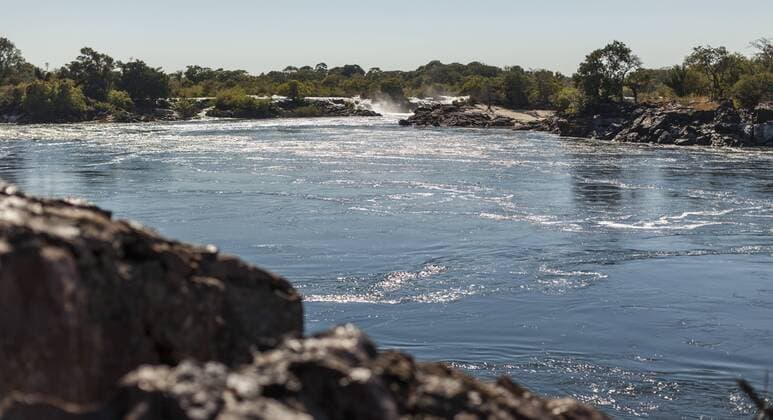 IMAGO Nature: Unsere Erde, Naturschutz, Naturschutzgebiete in Afrika Ngonye Falls Nationalpark ( Sioma Faelle ) . Der Park ist Teil des grenzuebergreifenden Nationalpark - Projektes KAZA, finanziert durch die deutsche Entwicklungszusammenarbeit . Sambia, Ngonye Falls , 22.05.2013 Ngonye Falls Sambia Copyright: xThomasxImox