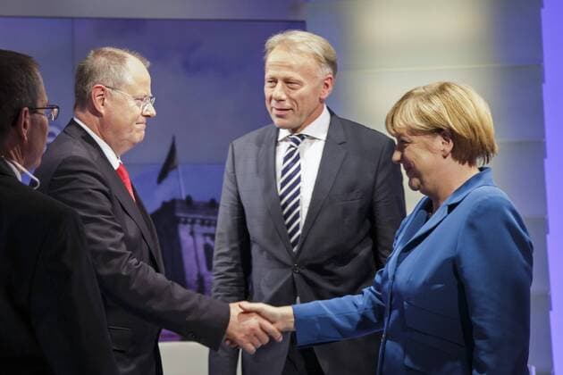 Bundeskanzlerin Angela Merkel (R), CDU, Peer Steinbrueck (L), SPD Kanzlerkandidat verabschieden sich nach der Fernsehsendung Die Berliner Runde , mit Juergen Trittin (M), Buendnis 90 Die Gruenen Fraktionsvorsitzender. Berlin,22.09.2013 Berlin Deutschland Copyright: xRaphaelxHuenerfauthx