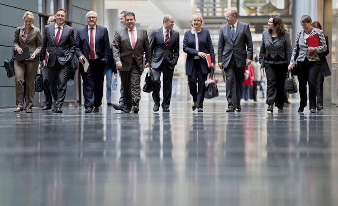 Manuela Schwesig, Sozialministerin in Mecklenburg-Vorpommern, SPD, Thomas Oppermann, Parlamentarischer Geschaeftsfuehrer der SPD im Bundestag, Frank-Walter Steinmeier, Fraktionsvorsitzender der SPD im Bundestag, Sigmar Gabriel, SPD Parteivorsitzender, Olaf Scholz, SPD, 1. Buergermeister der Freien und Hansestadt Hamburg, Hannelore Kraft, SPD, Ministerpraesidentin von Nordrhein-Westfalen, der fruehere Kanzlerkandidat der SPD, Peer Steinbrueck, Andrea Nahles, Generalsekretaerin der SPD, und Barbara Hendricks, Schatzmeisterin der SPD, (v.l.) gehen zu Sondierungsgespraechen im Vorfeld von moeglichen Koalitionsverhandlungen, Berlin, 17.10.2013. Berlin Deutschland Copyright: xMichaelxGottschalkx