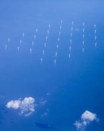 Eine Luftaufnahme zeigt Windkraftanlagen des London Array-Projekts, dem weltweit groessten Windpark einer Partnerschaft zwischen Dong Energy A S, E.ON AG und Masdar in der Themse-Muendung in der Nordsee. 03.02.2014. Berlin Grossbritannien Copyright: xThomasxTrutschelx