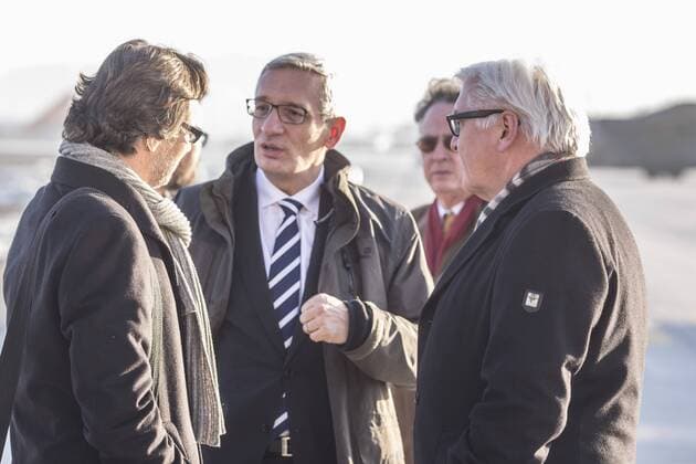 v.r. Frank-Walter Steinmeier, SPD Fraktionsvorsitzender, Bundesaussenminister mit Martin Jaeger, Deutscher Botschafter in Kabul und Jens Ploetner, Pressesprecher, Kabul, 09.02.2014. Afghanistan Copyright: xUtexGrabowskyxx