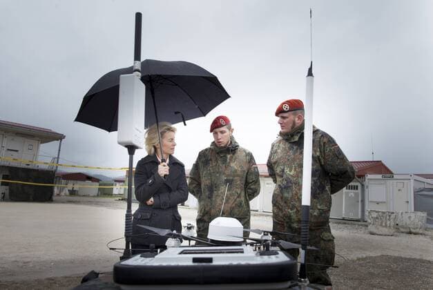 Bundesverteidigungsministerin Ursula von der Leyen, CDU besucht das KFOR Kontingent im Kosovo, 15.05.2014. Waffenschau, hier eine Drohne mit Namen Mikado im KFOR Lager in Novo Selo. Vustrrhi Kosovo Copyright: xUtexGrabowskyxx
