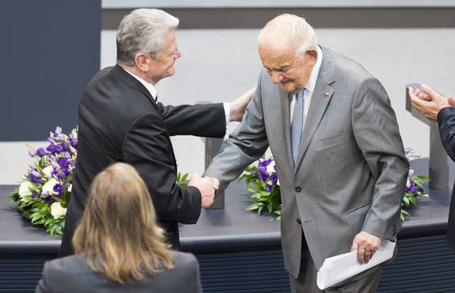 Bundespraesident Joachim Gauck, gibt dem Historiker Alfred Grosser nach dessen Rede bei der Gedenkstunde zum Anlass des 100. Jahrestages des Beginn des Ersten Weltkrieges die Hand, Bundestag, Berlin, 03.07.2014. Berlin Deutschland Copyright: xMichaelxGottschalkx