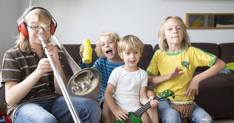 Vier musizierende Geschwister im Alter von 3, 6, 8 und 12 Jahren. Sankt Augustin, Deutschland. 05.08.2014. MODEL RELEASE vorhanden. Sankt Augustin Deutschland Copyright: xUtexGrabowskyxx