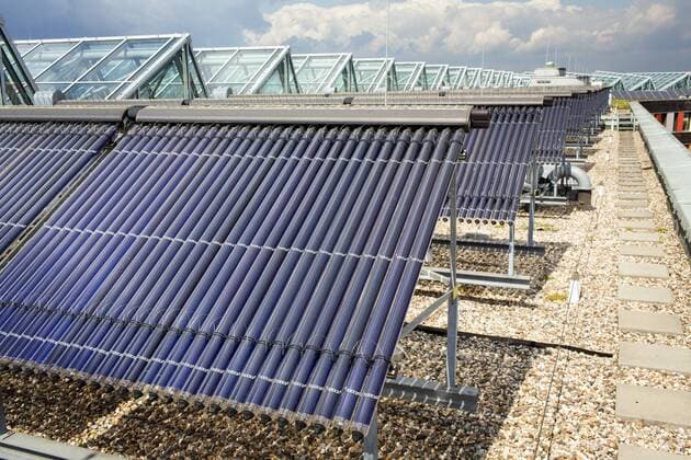 IMAGO Nature: Unsere Erde, Energiequellen, Solarthermie Solarthermische Kollektoren (hier Vakuumroehrenkollektoren ) auf dem Dach des Umweltbundesamt in Dessau. Dessau Deutschland Copyright: xThomasxKoehler photothek BMUBx