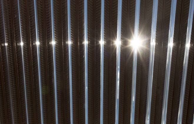 IMAGO Nature: Unsere Erde, Energiequellen, Solarthermie Solarthermische Kollektoren (hier Vakuumroehrenkollektoren ) auf dem Dach des Umweltbundesamt in Dessau. Dessau Deutschland Copyright: xThomasxKoehler photothek BMUBx
