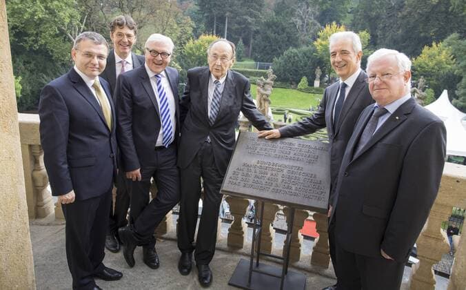 v.l. Lubomir Zaoralek,, Aussenminister der Tschechischen Republik; Arndt Burchard Ludwig Freiherr Freytag von Loringhoven, Deutscher Botschafter in Prag; Bundesaussenminister Frank-Walter Steinmeier, Hans-Dietrich Genscher, ehemaligen Bundesaussenminister ; Stanislaw Tillich, Ministerpraesident von Sachsen und Rudolf Seiters, Deutsches Rotes Kreuz; auf dem Balkon der Deutschen Botschaft in Prag. Heute jaehrt sich zum fuenfundzwanzigsten mal die Rede von Genscher auf dem Balkon der Botschaft in der er den Fluechtlingen die Ausreise nach West-Deutschalnd mitteilt . 30.09.2014 Prag Tschechische Republik Copyright: xThomasxImox