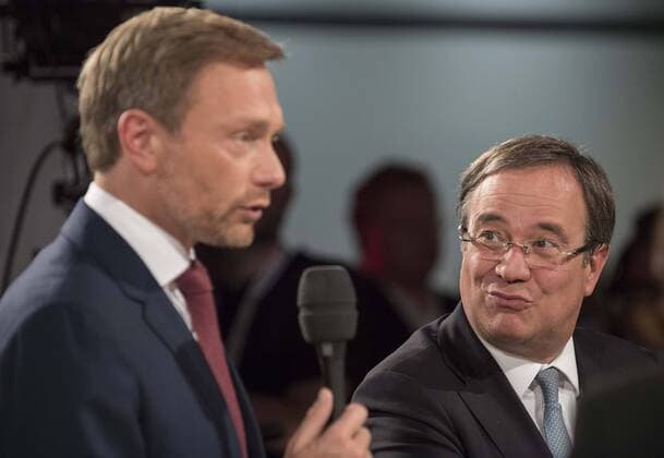 Armin LASCHET r. (CDU Spitzenkandidat) mit Christian LINDNER (FDP Spitzenkandidat). Landtagswahl in Nordrhein-Westfalen NRW, am 14.05.2017 in Duesseldorf Deutschland.
