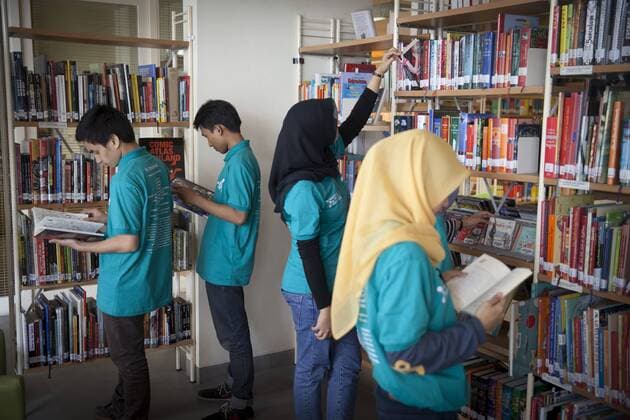 Schueler lernen in einer Bibliothek einer Schule des PASCH Programms, Partnerschulinitiative des Goethe Instituts fuer Schueler, die Deutsch lernen moechten. Jakarta, Indonesien. 02.11.2014. Jakarta Indonesien Copyright: xUtexGrabowskyxx