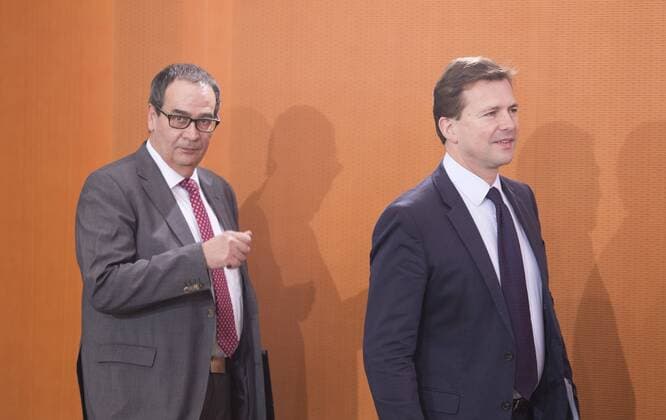Regierungssprecher Georg Streiter und Regierungssprecher Steffen Seibert vor Beginn der Sitzung des Bundeskabinetts im Kanzleramt in Berlin, 11.12.2014. Berlin Deutschland Copyright: xMichaelxGottschalkx
