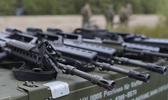 Mehrere Exemplare des Sturmgewehr G36 des Herstellers Heckler und Koch (Heckler & Koch) vor Soldaten der Bundeswehr bei der Nato Uebung Noble Jump 2015 auf dem Truppenuebungsplatz Zagan bei Swietoszow, 15.06.2015. Swietoszow Polen Copyright: xMichaelxGottschalkx