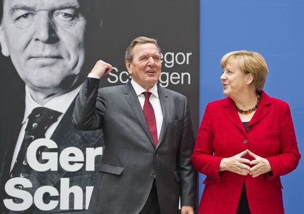 Bundeskanzlerin Angela Merkel, CDU, und ihr Amtsvorgaenger, Alt-Bundeskanzler Gerhard Schroeder bei der Vorstellung der Schroeder-Biographie Die Biographie in der Bundespressekonferenz. Berlin, 22.09.2015. Berlin Deutschland Copyright: xMichaelxGottschalkx
