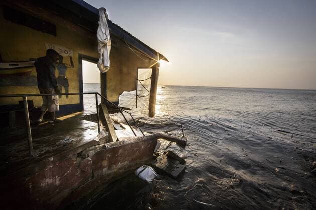 Ein Mann steht in seinem, vom Wasser zerstoerten Haus am Strand von Beira. Beira, 28.09.2015. Beira Mosambik Copyright: xThomasxTrutschelx