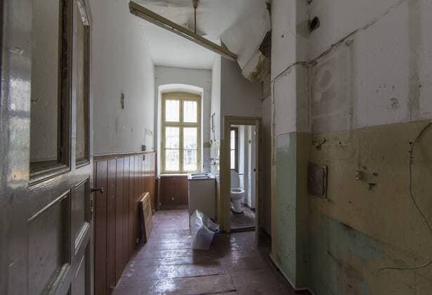 Kueche mit angrenzender Toilette in einem sanierungsbeduerftigem Altbau im Prenzlauer Berg, Berlin, 5.11.2015. Berlin Deutschland Copyright: xThomasxImox